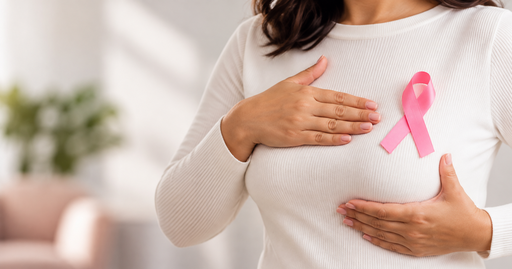 Mulher em ambiente de saúde durante campanha de conscientização sobre câncer de mama