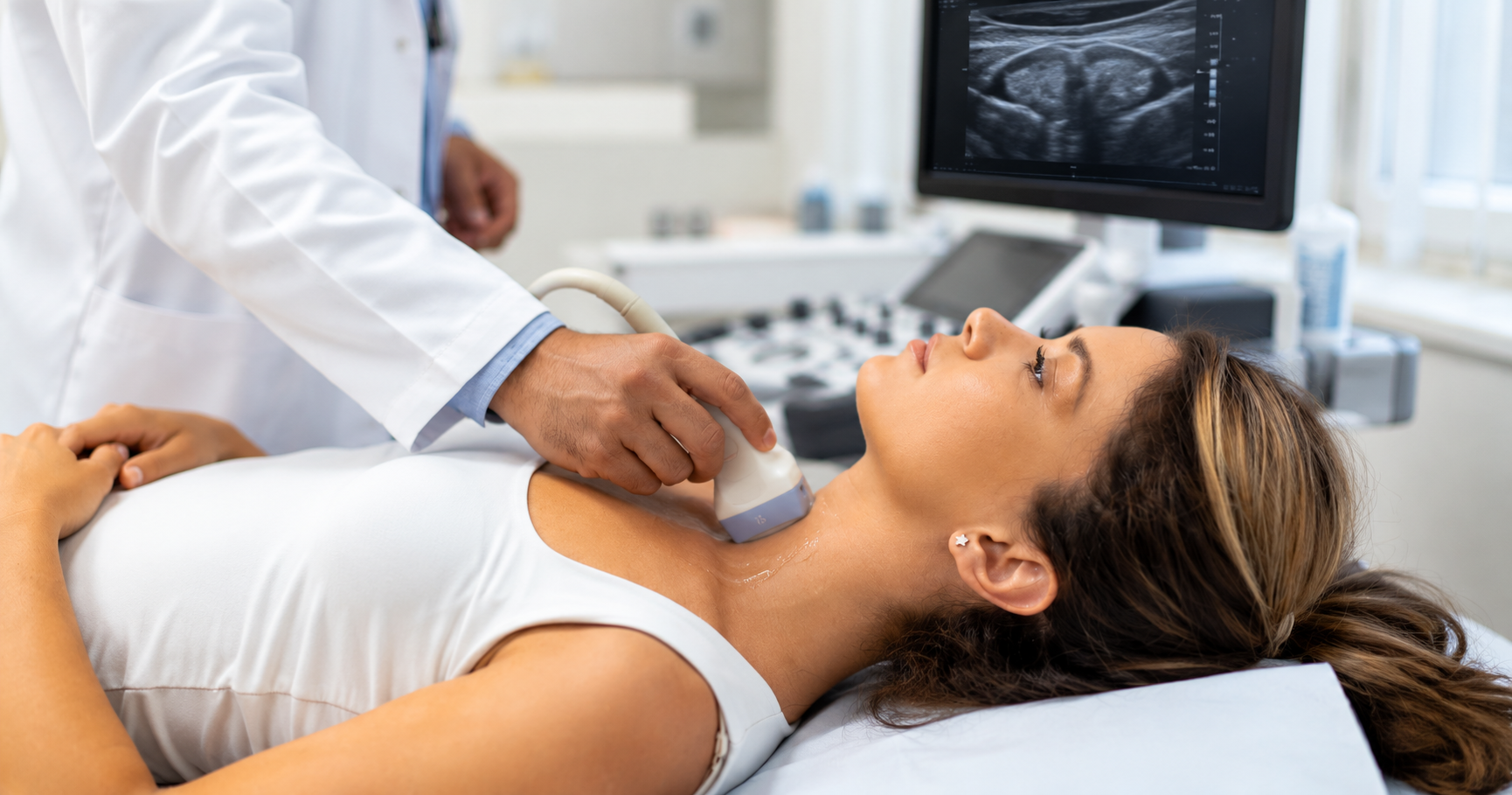 Profissional realiza ultrassom de tireoide na região anterior do pescoço